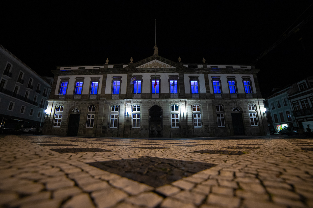 Dezenas de municípios de Portugal iluminam edifícios e monumentos a azul
