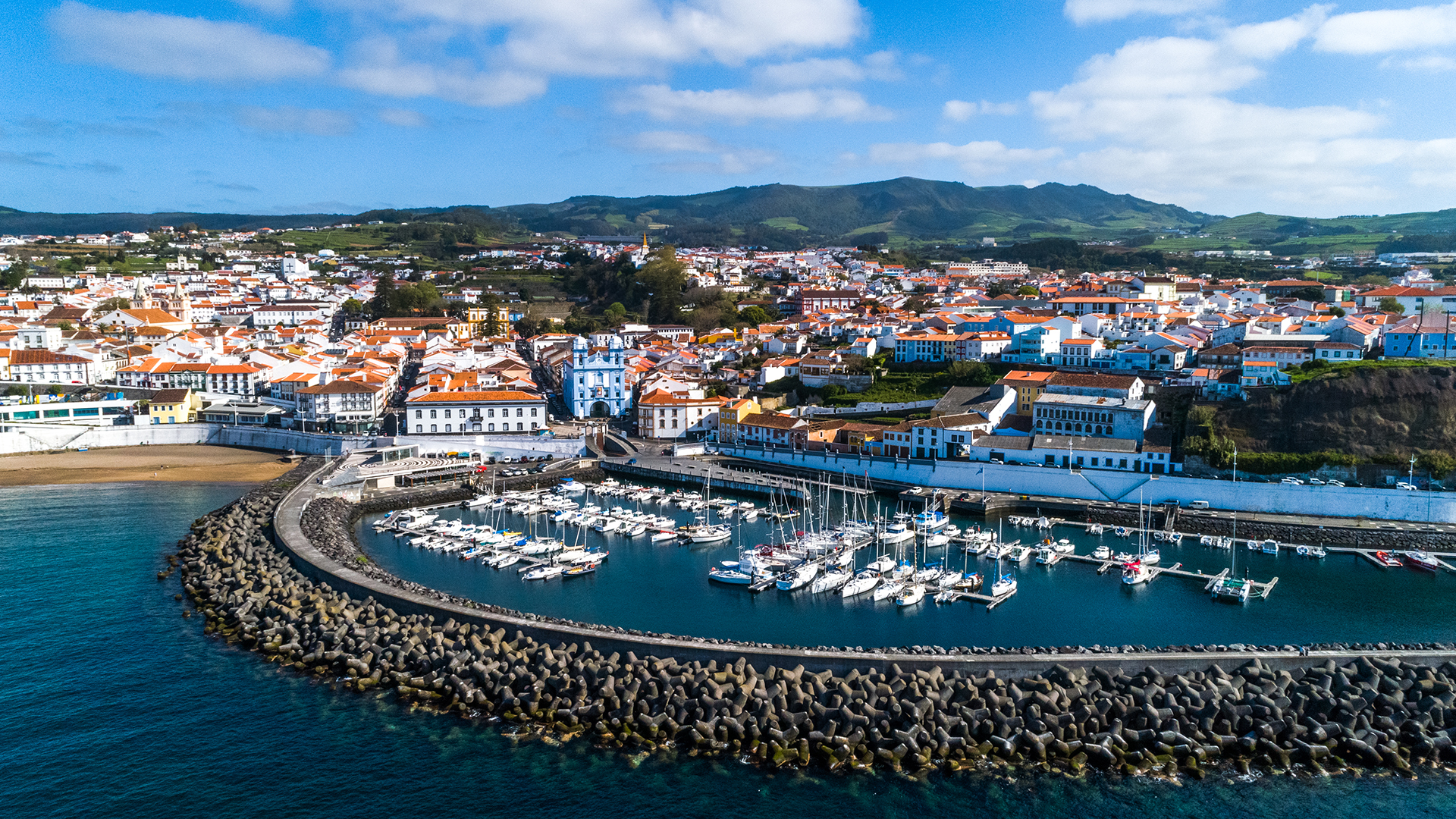 Fotografia aérea sobre a cidade de Angra do Heroísmo