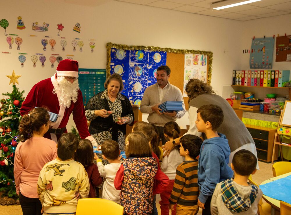 Município de Angra promove visita do Pai Natal às Escolas do Concelho