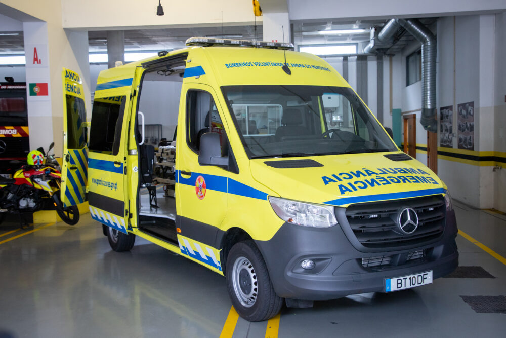 Nova ambulância reforça capacidade de resposta dos Bombeiros Voluntários de Angra do Heroísmo