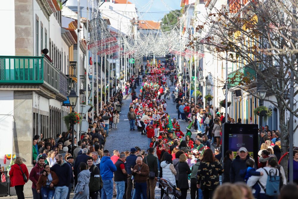 Câmara Municipal de Angra do Heroísmo assinala o Natal com milhares de crianças a desfilar na Rua da Sé