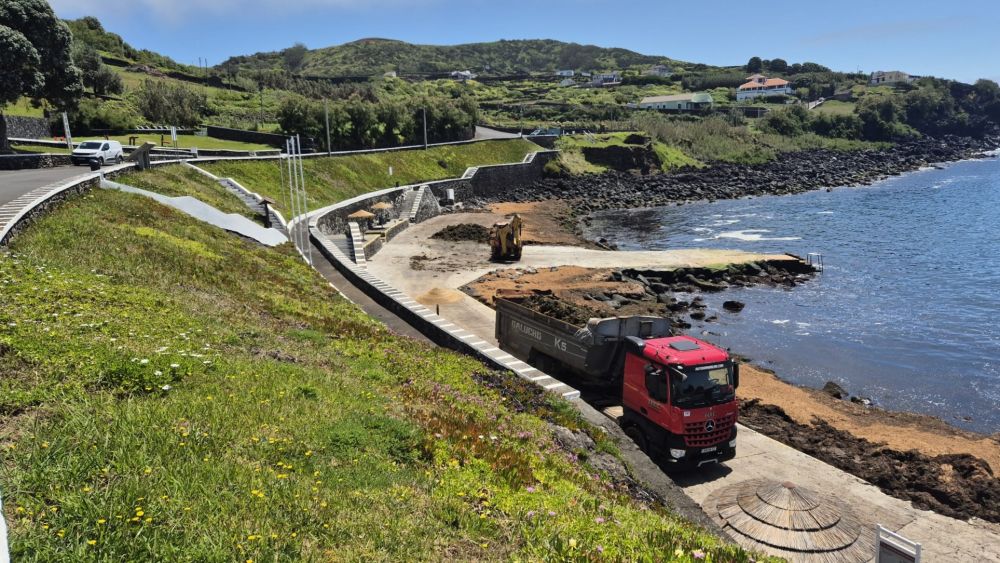 Câmara Municipal de Angra do Heroísmo reforça limpeza das zonas balneares perante elevado arrojamento de algas
